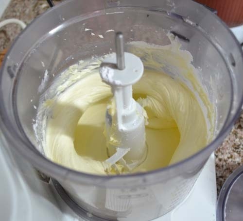 перемішуємо масло з цукром