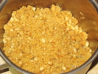 розім'яти печиво і змішати його з маслом