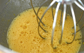 збиваємо яйця з цукром