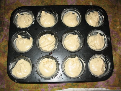 викладаємо тісто у форми для мафінів