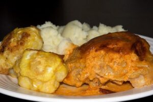 Маринована курка в сметані з часником