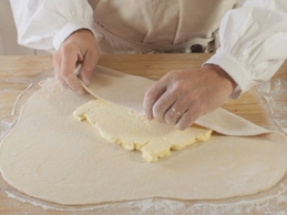 викладаємо на тісто м'яке вершкове масло