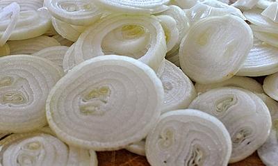 Нарізаємо цибулю на кільця