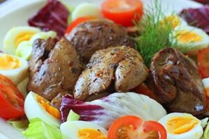 Салат з курячою печінкою