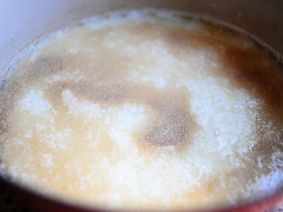 суміш дріжджів і молока