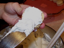 змащуємо кремом нижній коржик