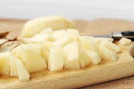 нарізаємо картоплю на шматочки