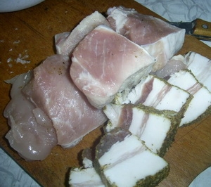 Ріжемо м'ясо і сало