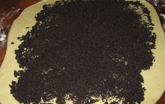 викладаємо мак на тестовий пласт