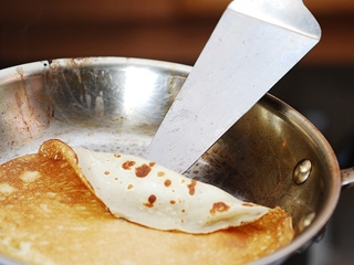 перекладаємо млинець зі сковороди на страву