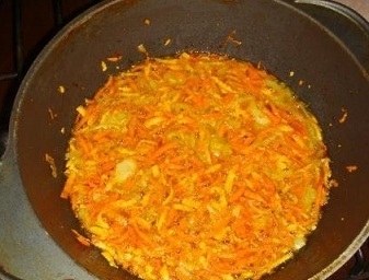 Обсмажуємо цибулю і моркву