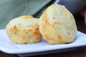 Закусочні мафіни з сиром, кукурудзою і тунцем