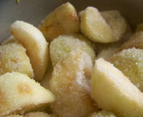 пересипаємо фрукти цукром
