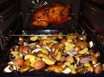 випікаємо картопля з куркою і грибами