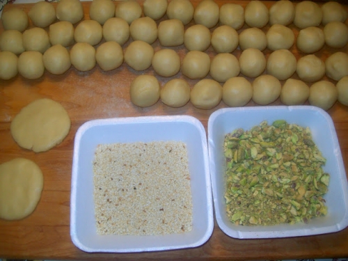 скачуємо тісто в кульки