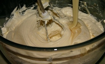 Збиваємо крем для торта