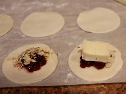 викладаємо на кружечки сир брі і мигдаль