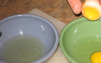 відокремлюємо жовток від білка