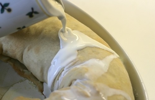 заливаємо штрудель вершками