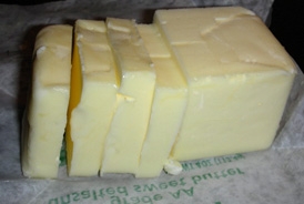 масло нарізаємо на шматочки