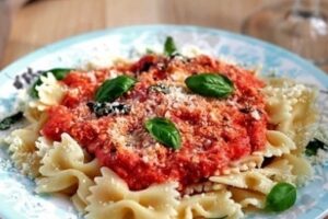 Макарони фарфалле з томатно-сирним соусом