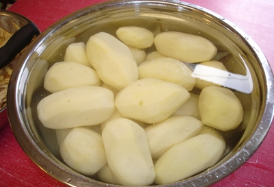 зрізаємо шкірку з картоплі