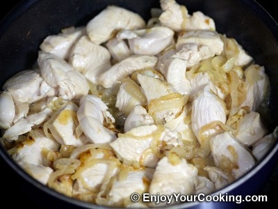 лук з куркою на сковроде