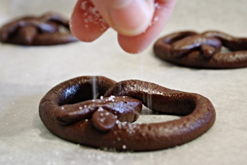 посипаємо кренделі цукровим піском