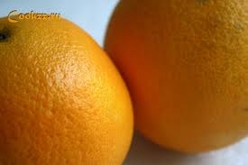 кладемо апельсин і вино в каструлю