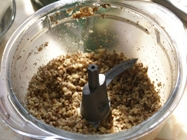 Викладаємо горіхи в блендер