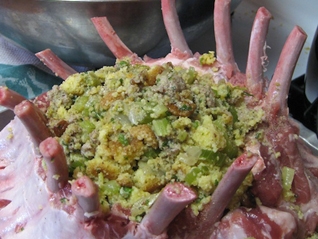 викладаємо начинку всередину м'ясної корони