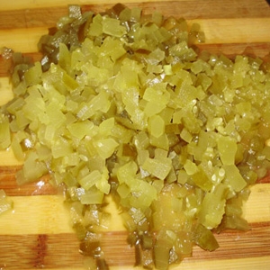 нарізані солоні огірки