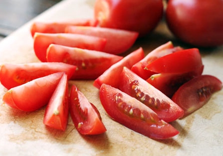 Нарізаємо шматочками помідор
