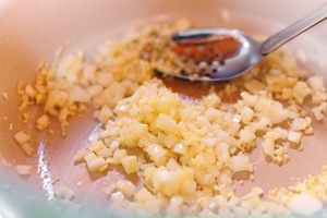 обсмажену цибулю з часником