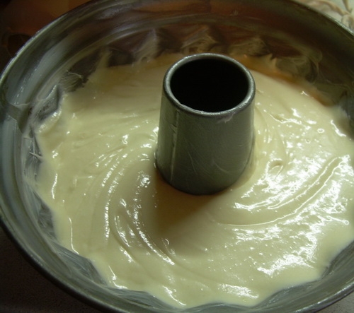 Виливаємо тісто у форму