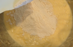 всипаємо борошно в яєчно-сивочную суміш