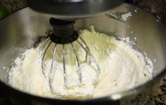 збиваємо масло з цукром