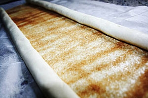 скручуємо тісто в рулет з двох сторін