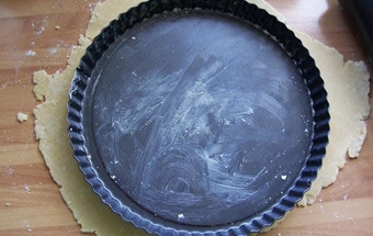 розкачуємо тісто за розміром дека