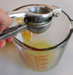 видавлюємо лимонний сік