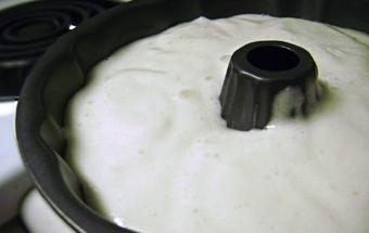 виливаємо тісто у форму для запікання