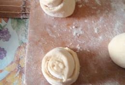 формуємо рулет з тіста і нарізаємо його