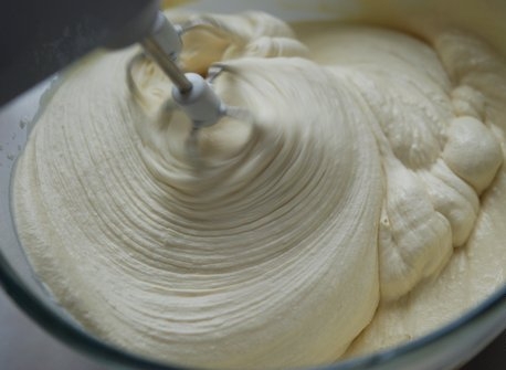 білки і згущене молоко