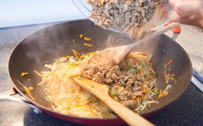 м'ясо з овочами на сковороді