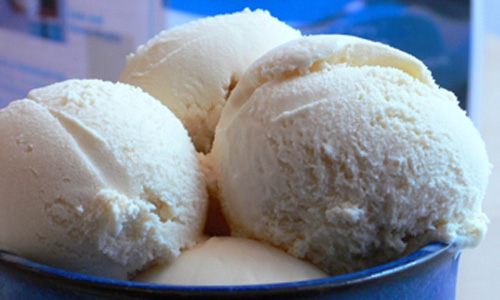 морозиво в тарілці