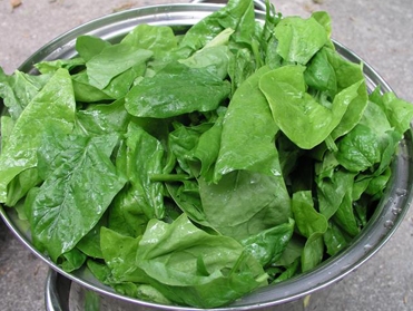 викладаємо листя шпинату в друшляк