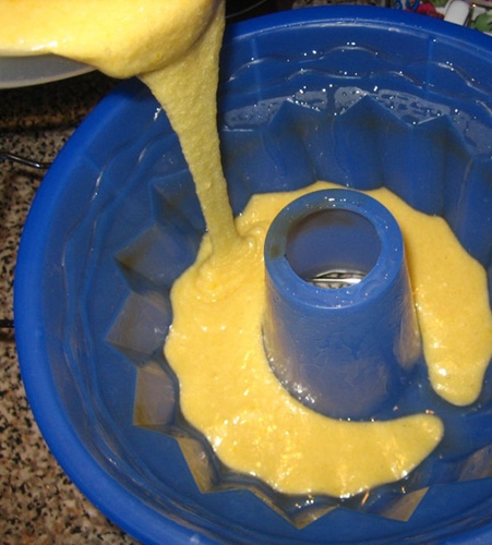 Заливаємо тісто у форму