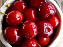 очищаємо вишню від кісточок