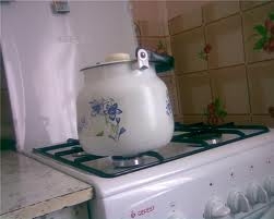 кип'ятимо в чайнику воду