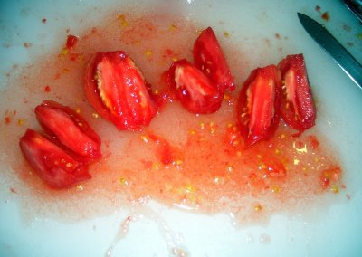 нарізаємо помідори на шматочки